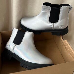 NEW Youth Size 6 UGG Ashton Leather Silver Metallic Chelsea Ankle Boots Booties
